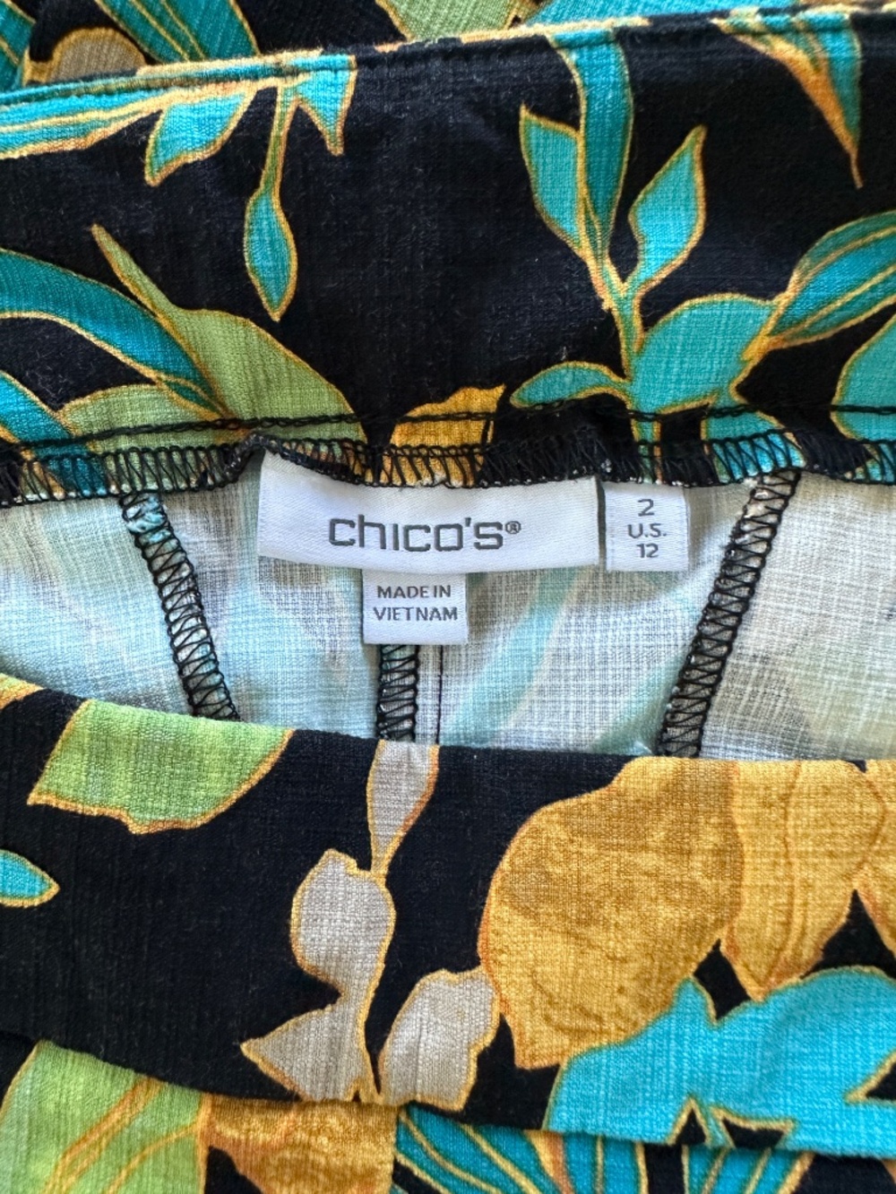 Chico's Black Floral Crop Pant NWOT Chico's Size 2 / US 12 - Picture 4 of 6